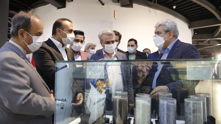 Iran displays products of knowledge based firms
